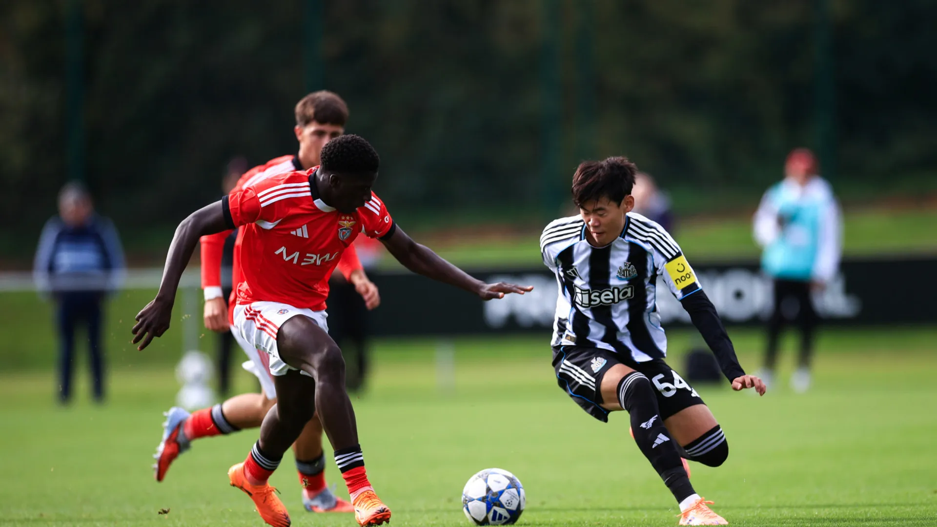 
                    'Miúdos' mostram como se faz e Benfica goleia Newcastle na Youth League
                