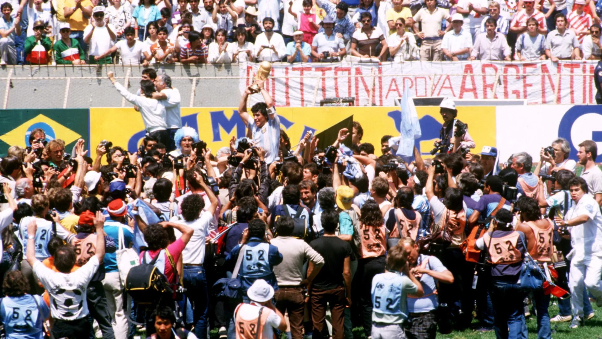 
                    Um pedaço de história que se foi. Morreu adepto que carregou Maradona
                