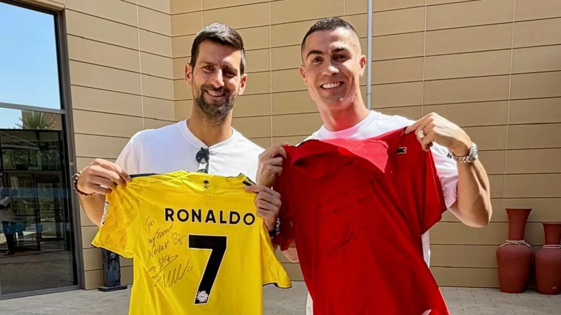 
                    Cristiano Ronaldo a Djokovic juntos. Saiba que presentes trocaram
                