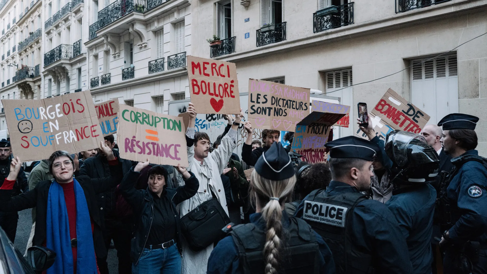 
                    Sarkozy com mar de apoiantes junto a casa (na ida para prisão). As fotos
                
