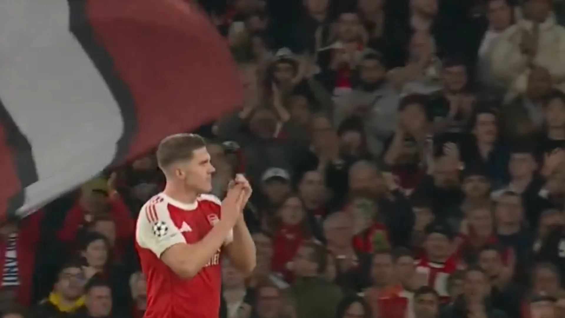 Gyokeres bisou pelo Arsenal e esta foi a reação dos adeptos