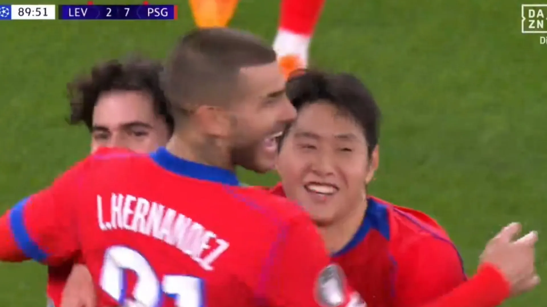 Nuno Mendes primeiro e Vitinha depois. Lusos marcam no atropelo do PSG