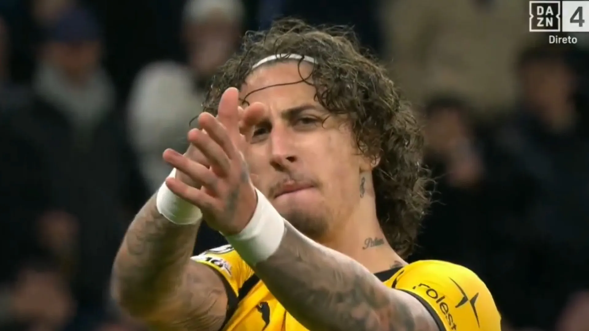 Fábio Silva saiu do banco e estreou-se assim a marcar pelo Dortmund