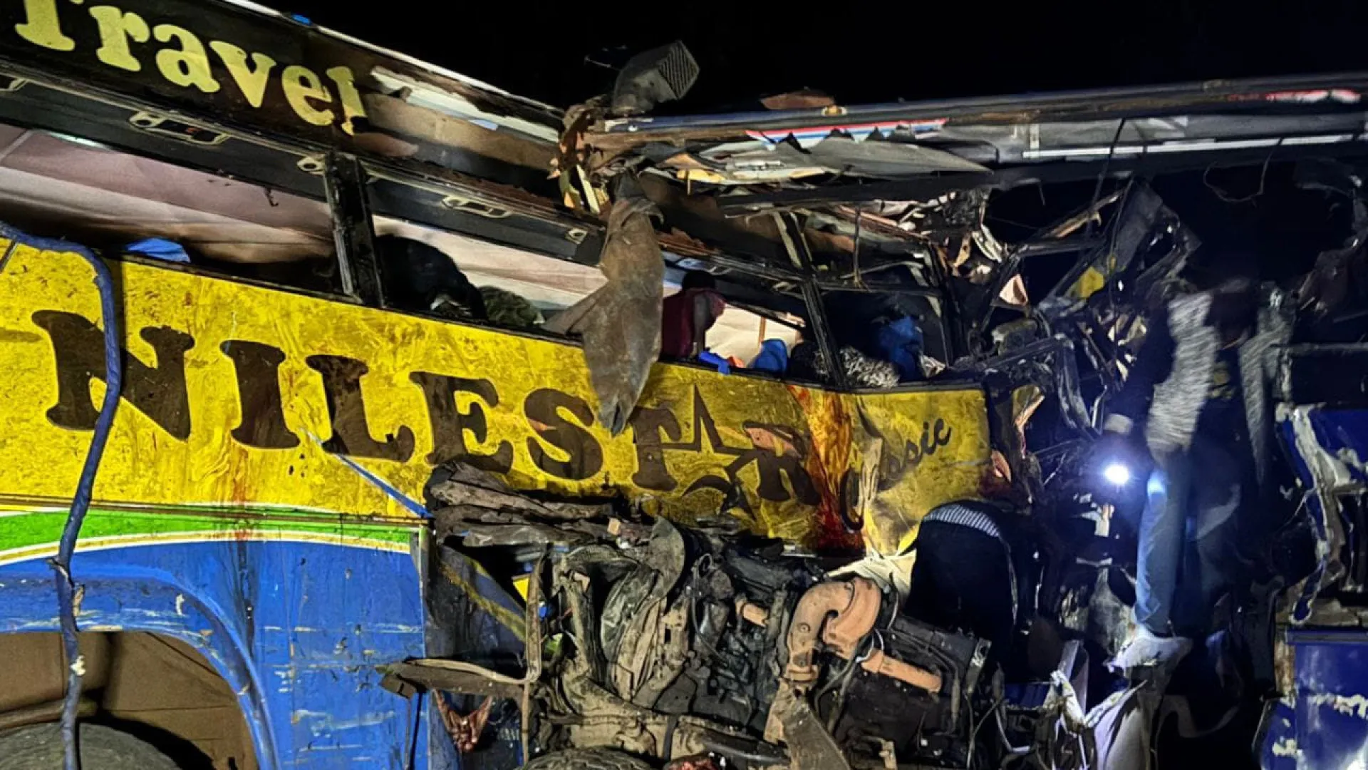 
                    Dois autocarros colidem durante ultrapassagem no Uganda. Há 63 mortos
                