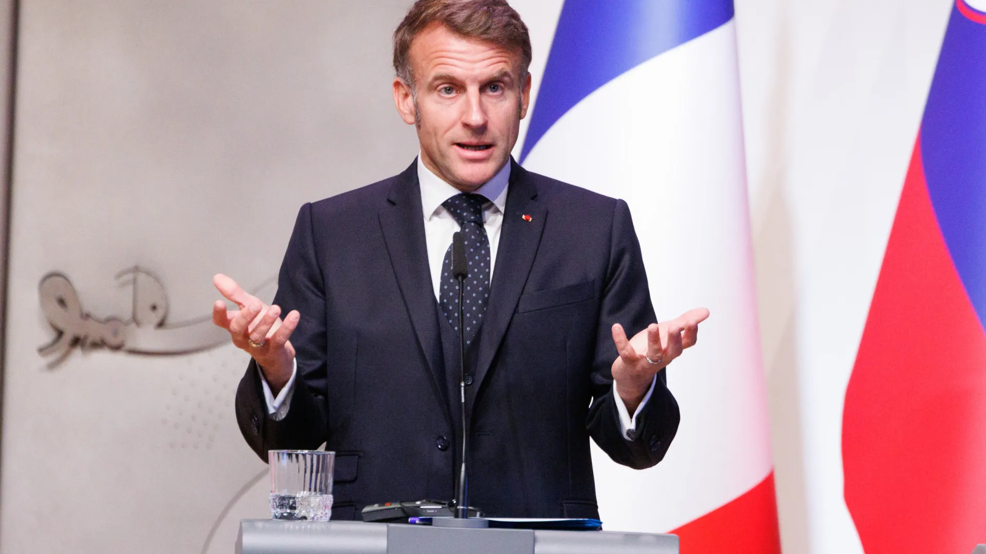 
                    França proíbe 10 britânicos de entrar no país por violência contra migrantes
                