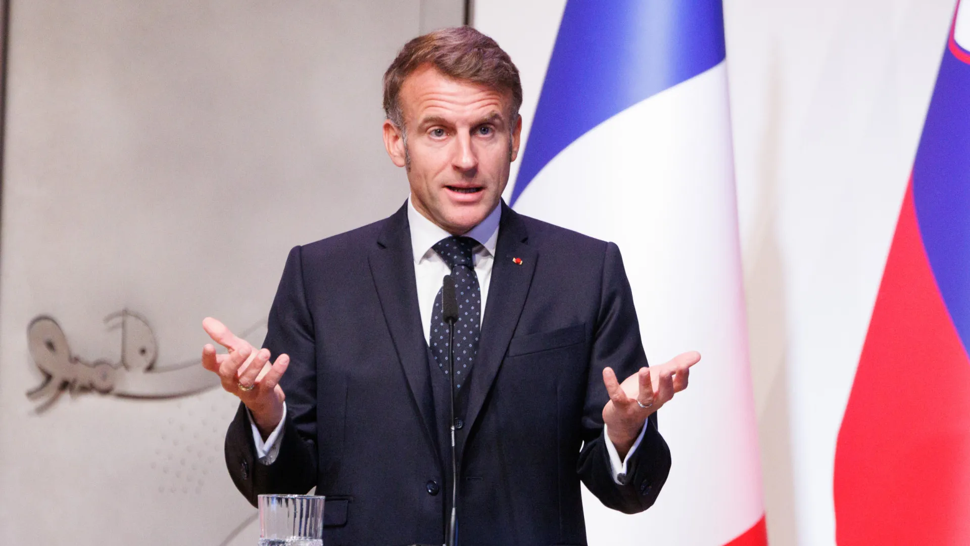 
                    Gronelândia pertence ao seu povo, afirma Macron após declarações de Trump
                