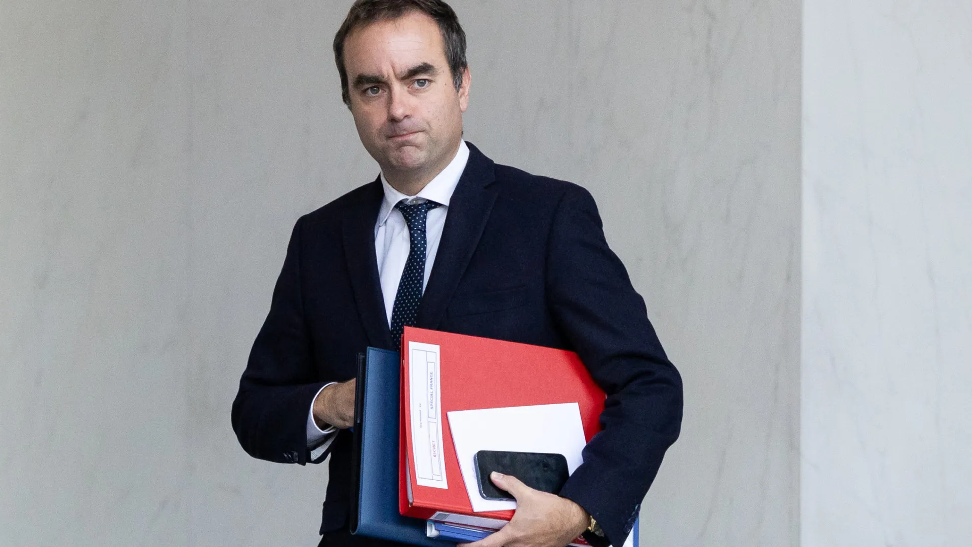 
                    Lecornu alcança vitória com aprovação do orçamento da Segurança Social
                