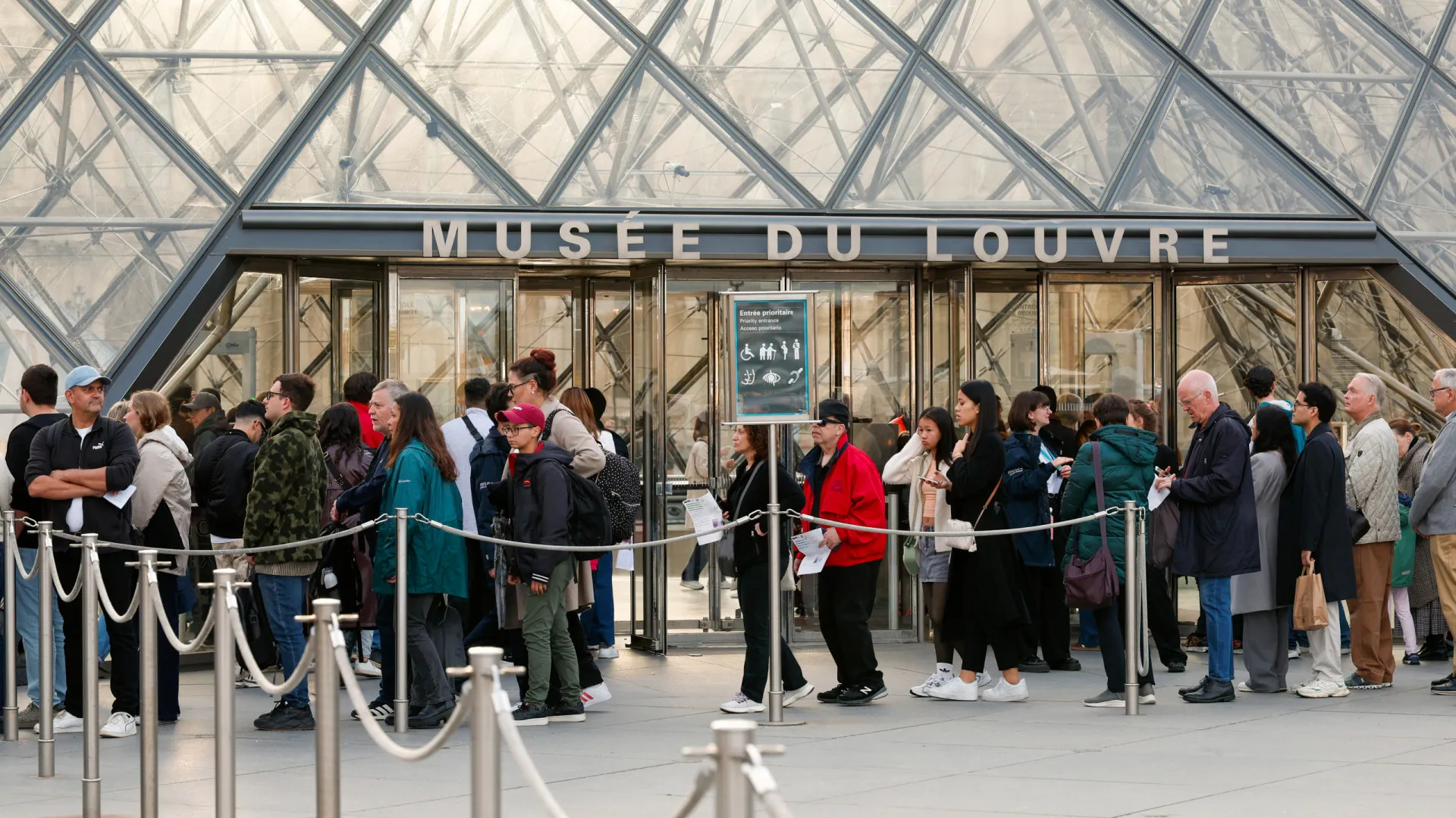 
                    Há sete suspeitos detidos pelo assalto ao Louvre. Que se sabe até agora?
                