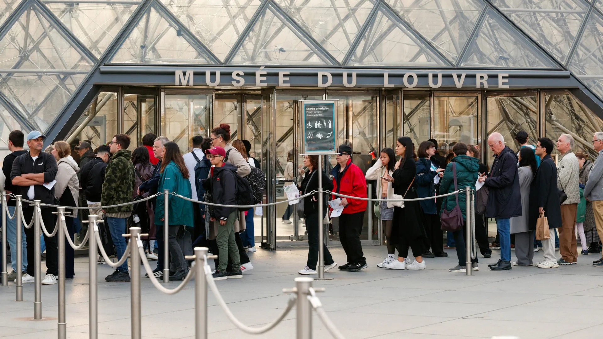 Há sete suspeitos detidos pelo assalto ao Louvre. Que se sabe até agora?