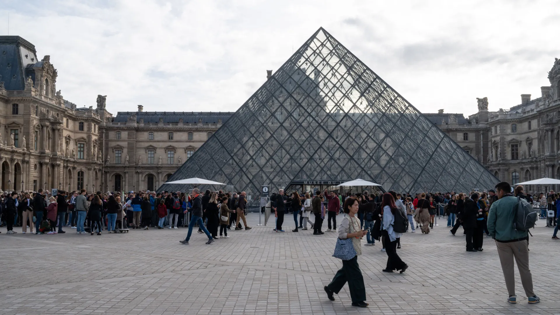 
                    Fuga de água no Museu do Louvre danifica pintura do século XIX
                