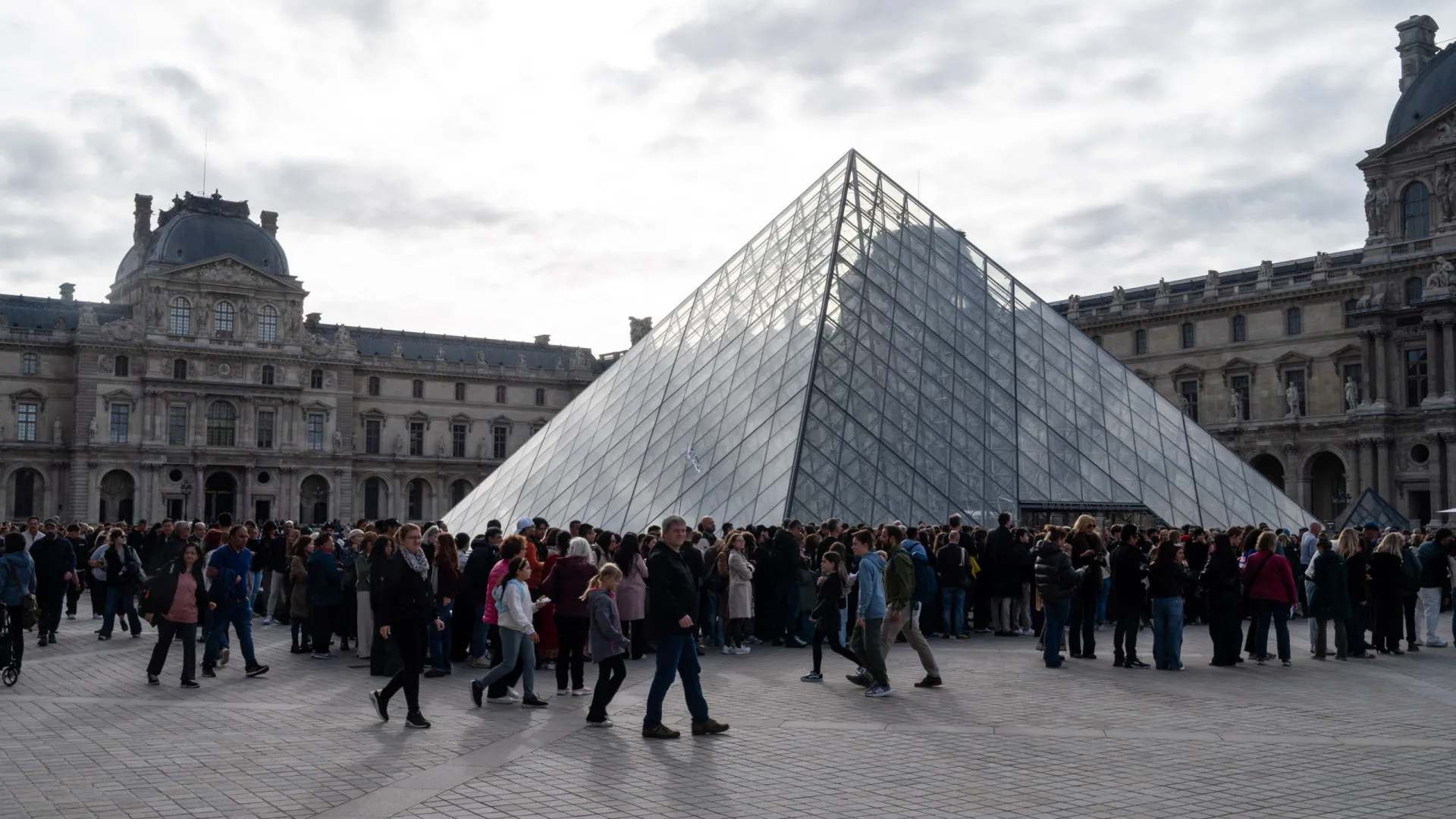 
                    Mulher de 38 anos acusada de roubo e conspiração no caso do Louvre
                