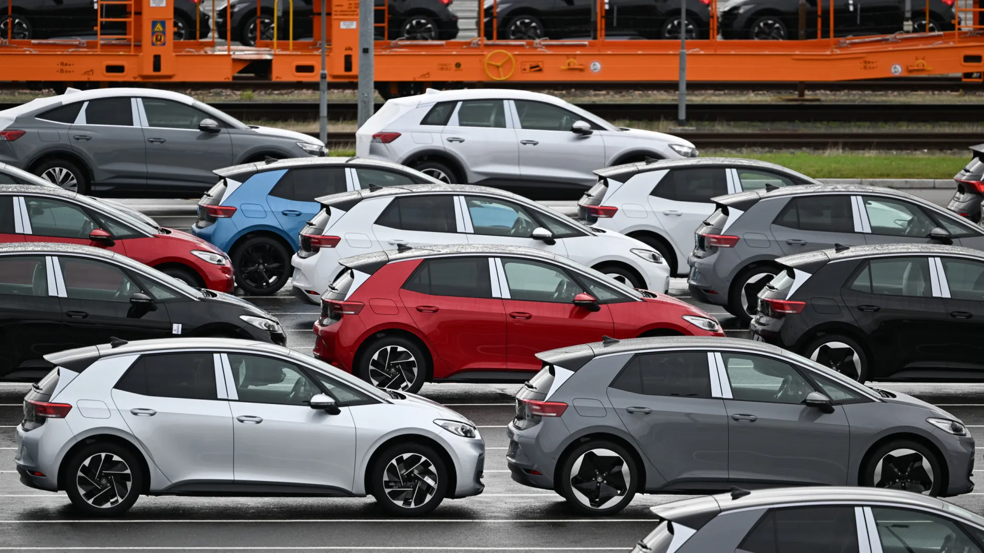 
                    Crise de 'microchips' pode interromper produção da Volkswagen
                