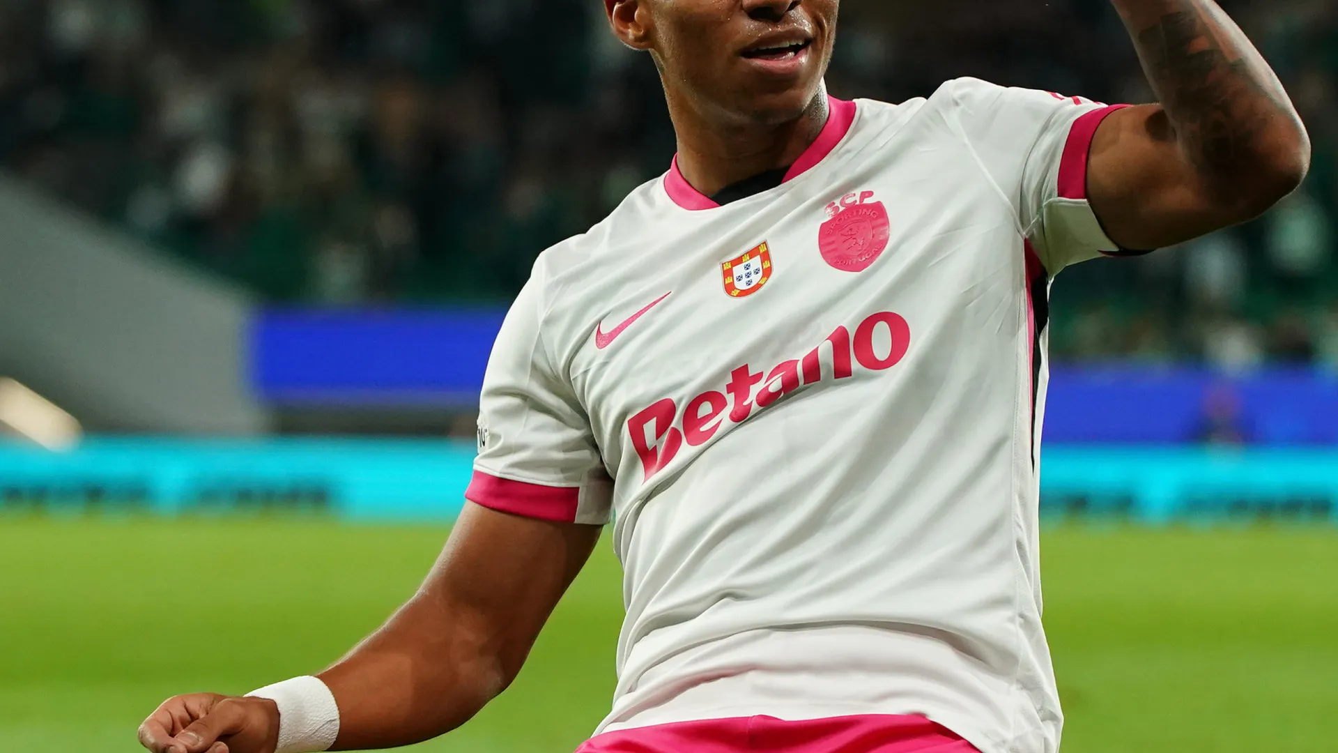 "Feliz por jogar a maior competição do mundo, marcar golos e ajudar"