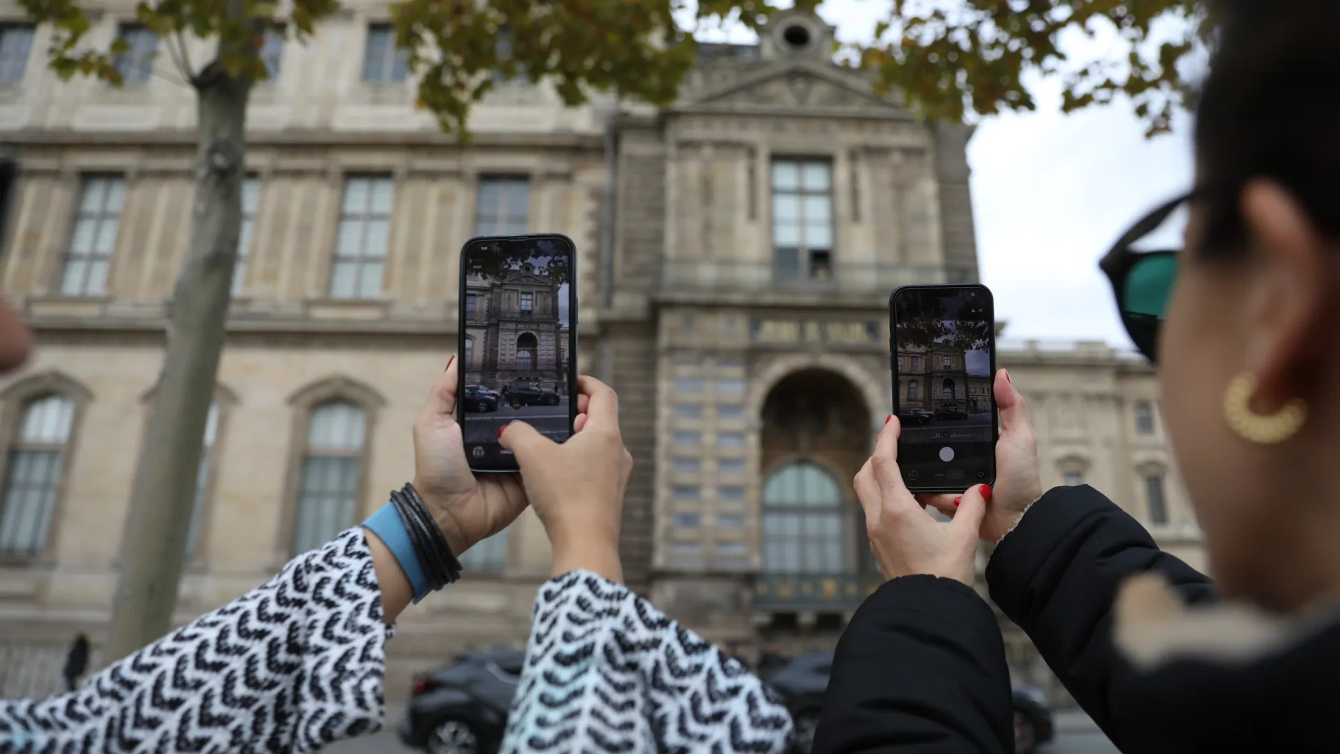 
                    Janela de assalto a Museu do Louvre torna-se atração turística
                