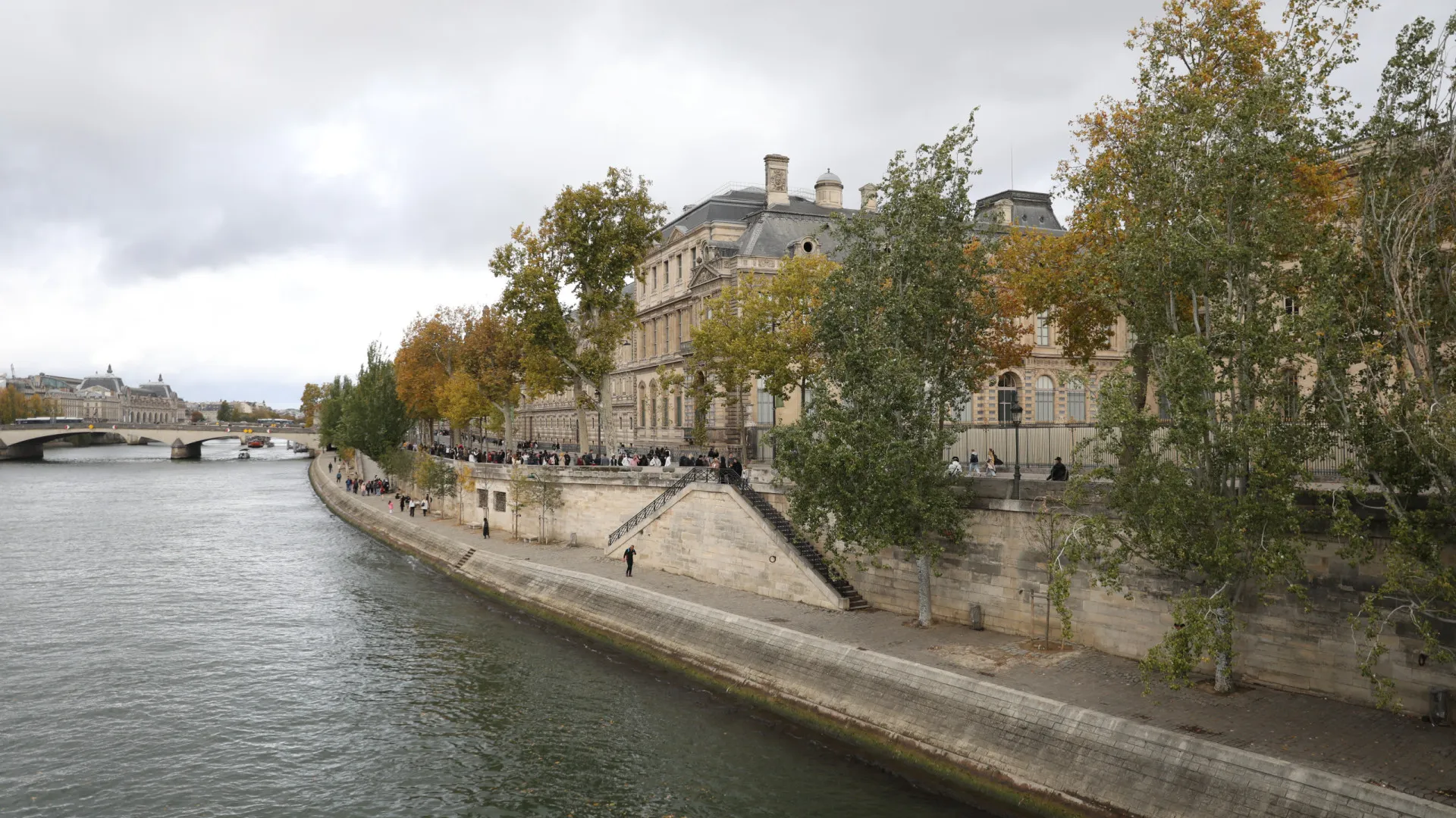 
                    Mais de 50 museus de todo o mundo solidarizam-se com diretora do Louvre
                