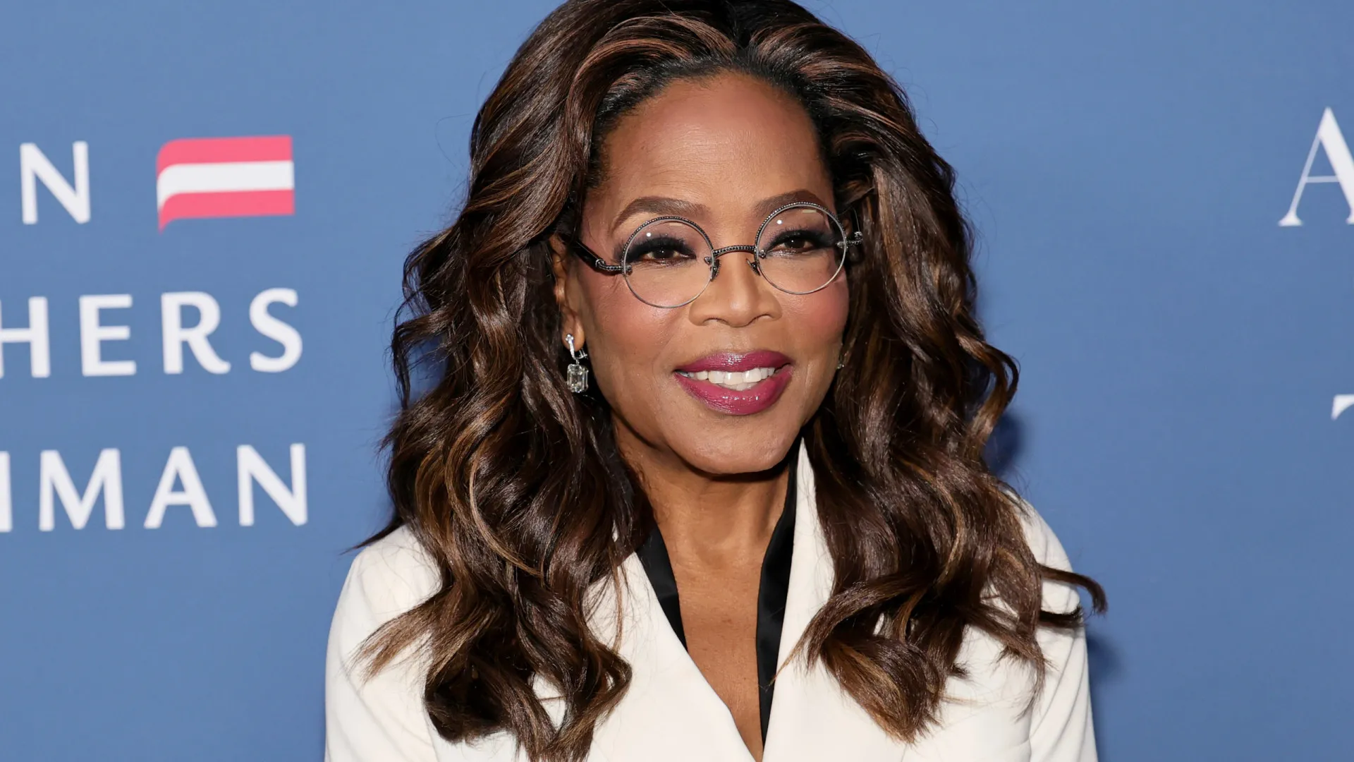 
                    Oprah Winfrey exibe 'novo corpo' em gala após emagrecer 20 quilos
                