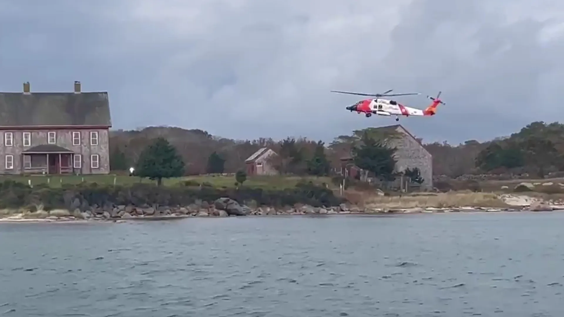 
                    Barco arde e família nada até ilha nos EUA. Foram resgatados após 2 dias
                