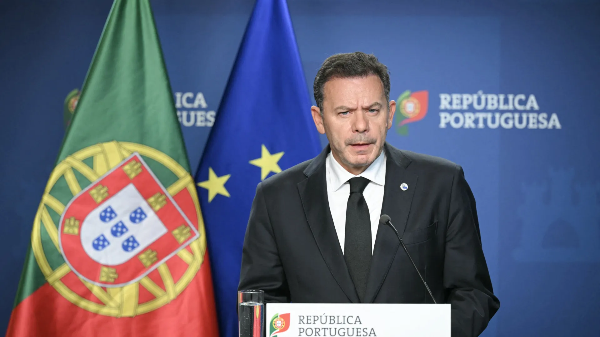 
                    Problema na Habitação? Montenegro quer 