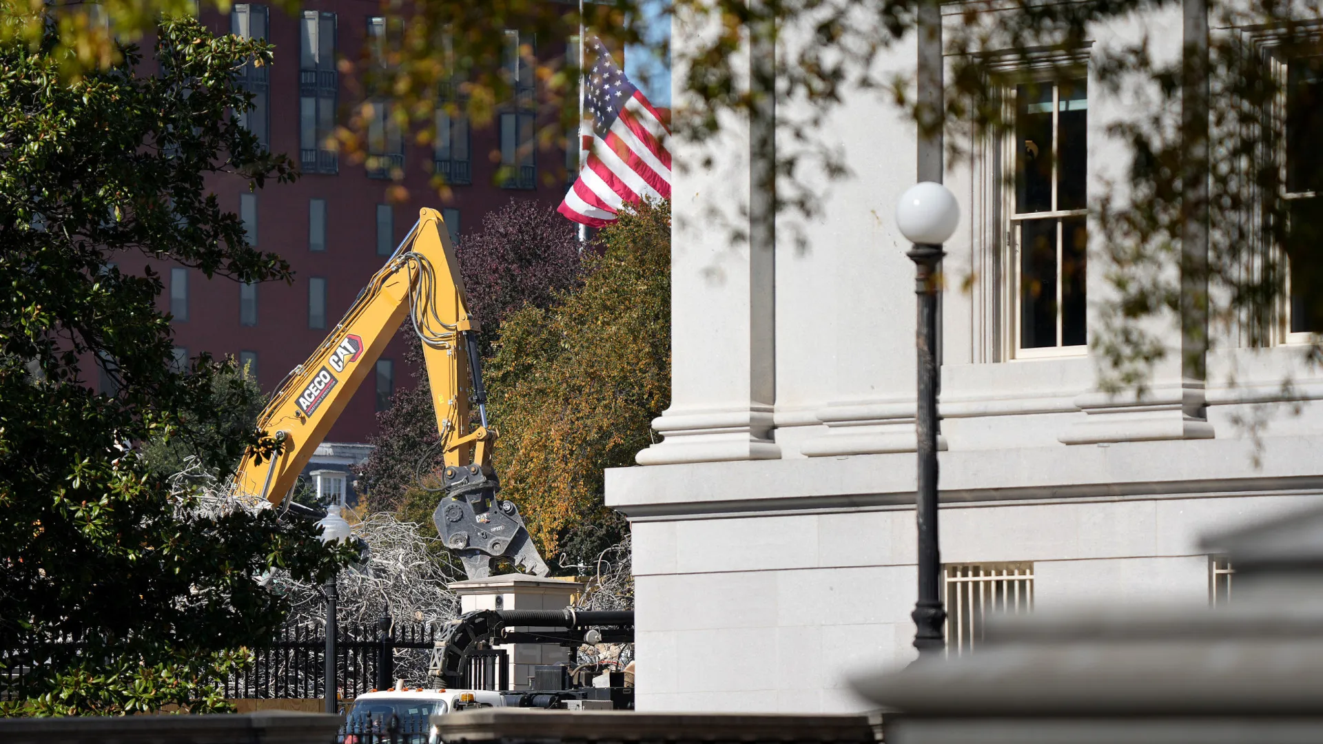 
                    Juiz dos EUA proíbe construção de salão de baile da Casa Branca
                