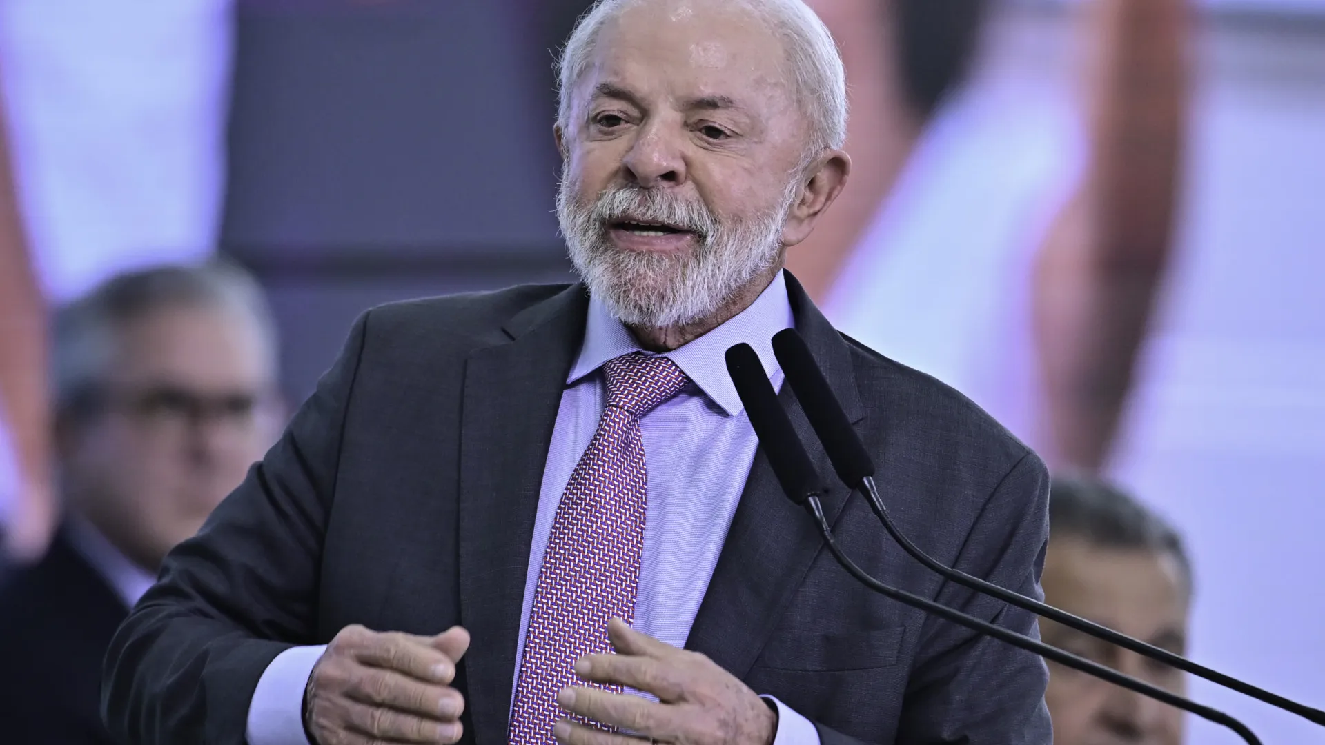 Lula vai "defender os interesses do Brasil" caso se encontre com Trump