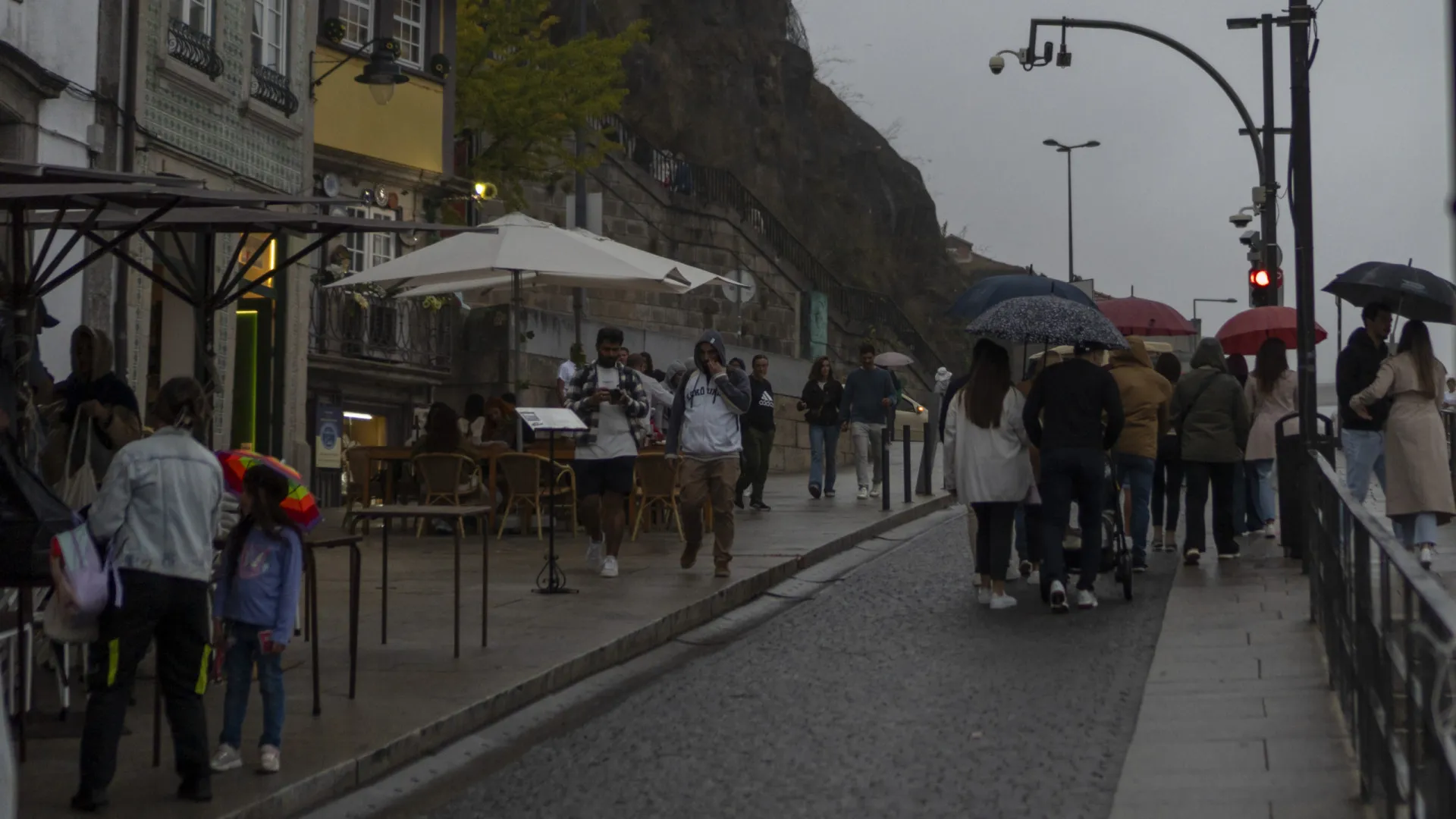 
                    AO MINUTO: Mais de 30 ocorrências no Porto; Três distritos 'a vermelho'
                