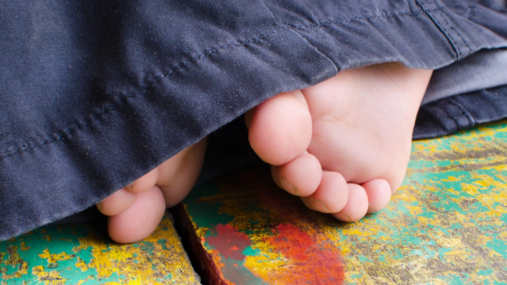 
                    Criança de um ano morre engasgada com unha postiça da mãe
                