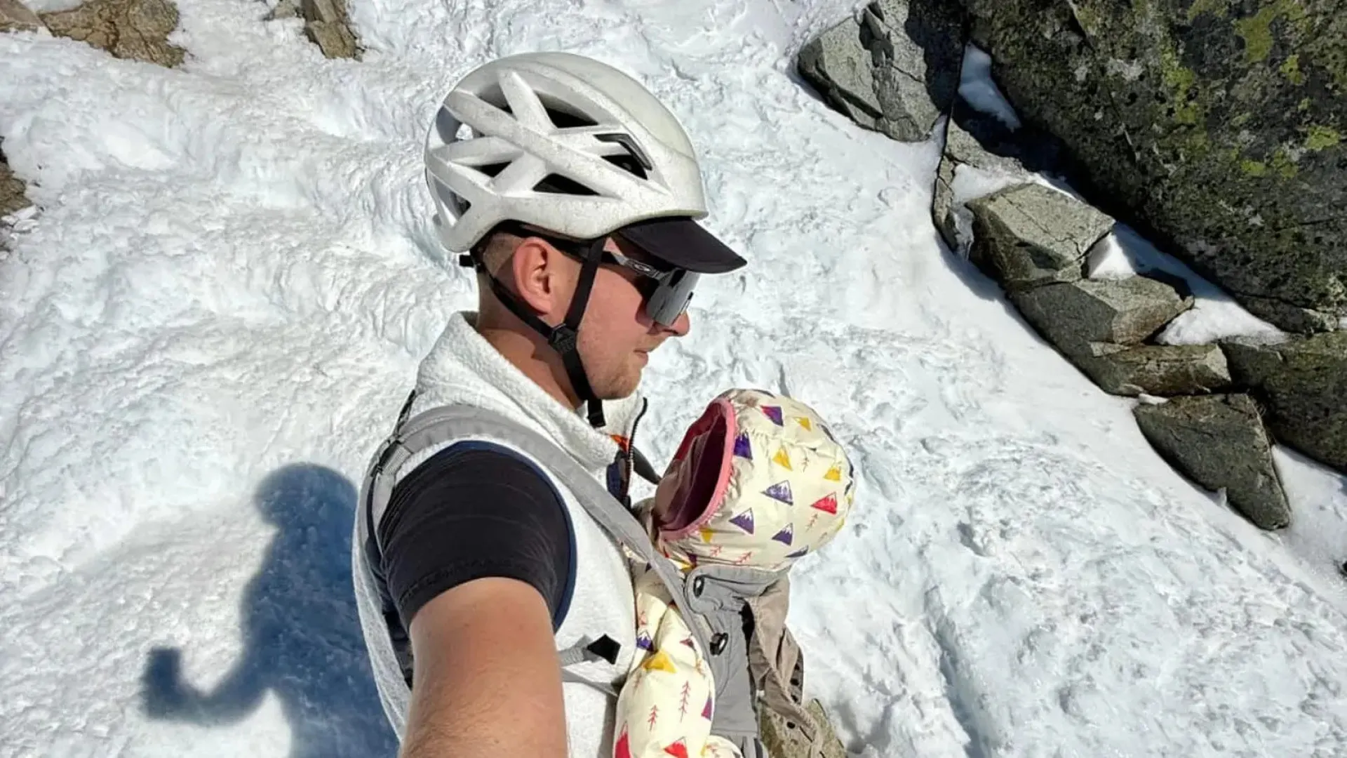 
                    Casal com bebé de 9 meses escala monte e fica preso no topo
                