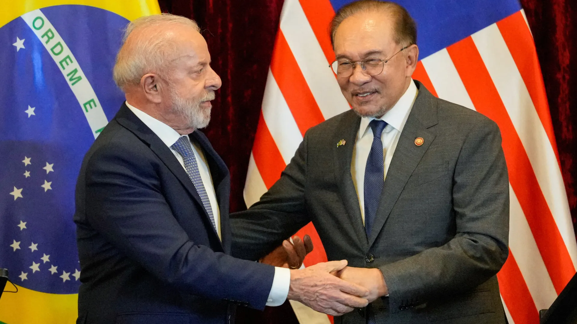 
                    Lula defende multilateralismo e livre comércio durante visita à Malásia
                