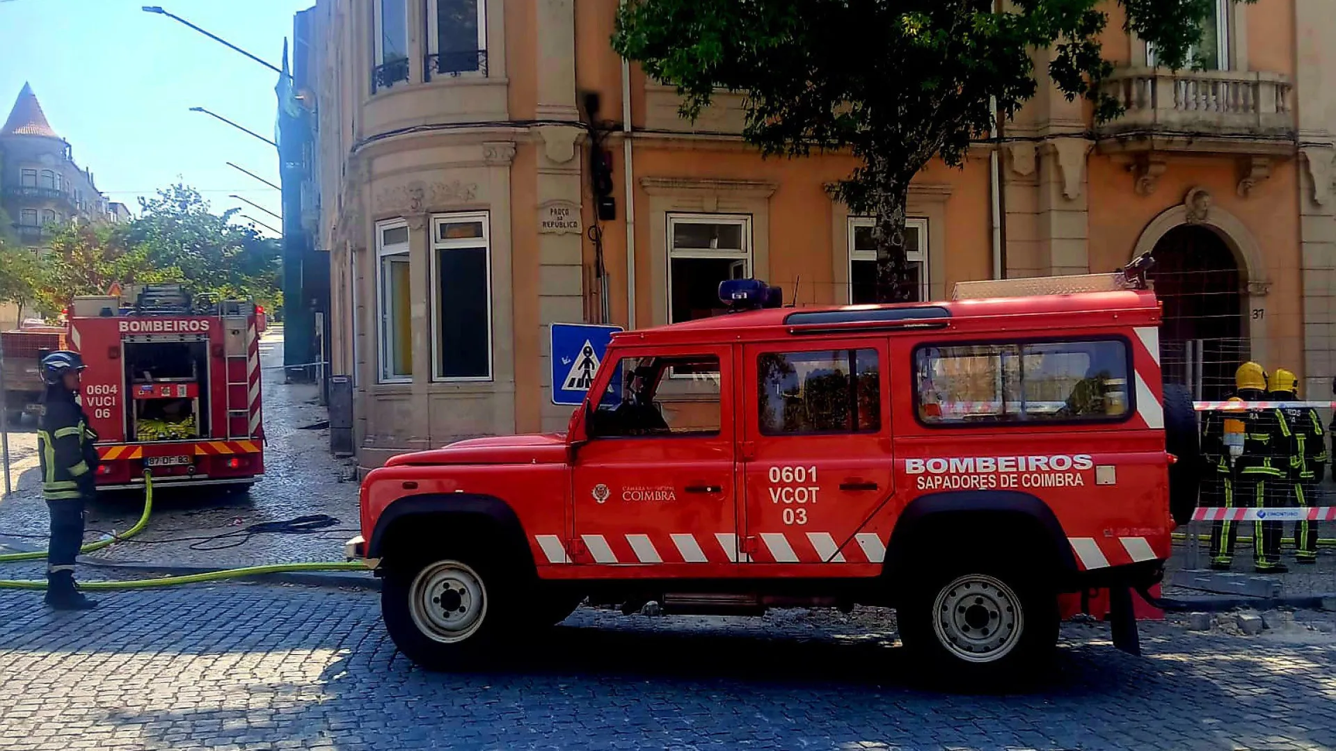 
                    Queda de fachada de edifício em Coimbra deixa rua interdita a peões
                