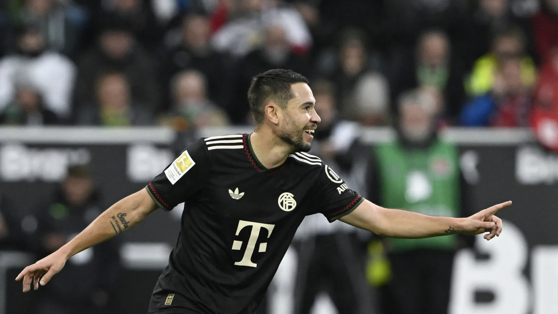Raphael Guerreiro marca e assiste e Bayern está imparável. Leipzig goleia