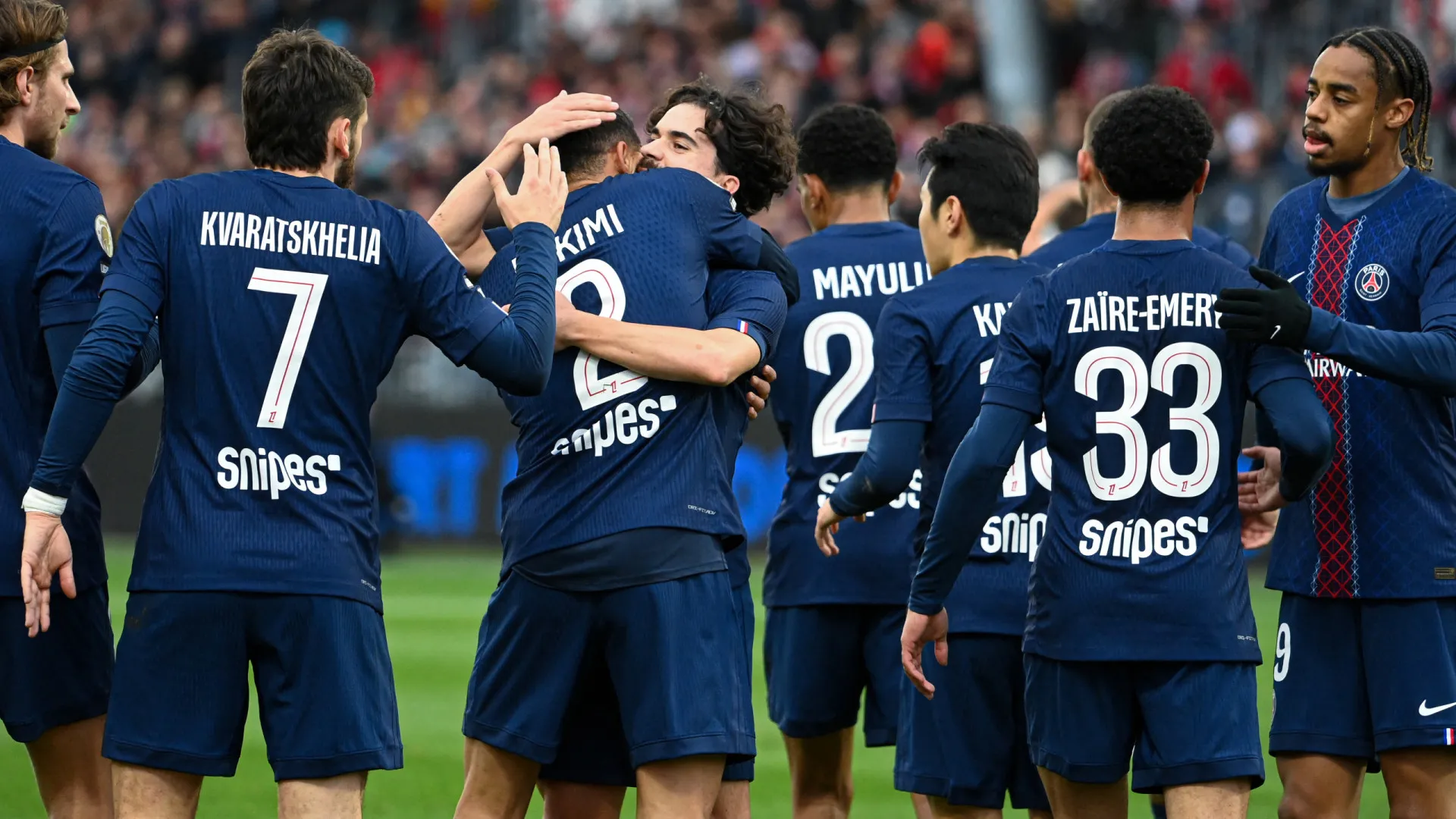 Vitinha volta a fazer das suas e PSG é líder provisório em França
