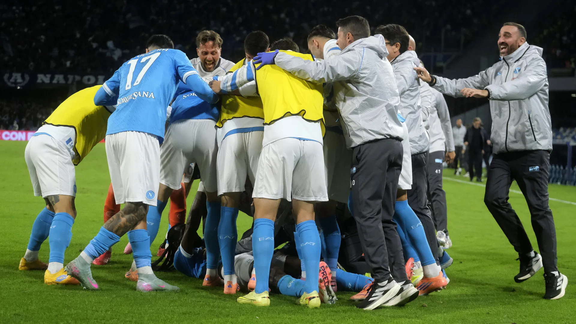 
                    Napoli aproveita deslize do AC Milan e sobe à liderança após vencer Inter
                