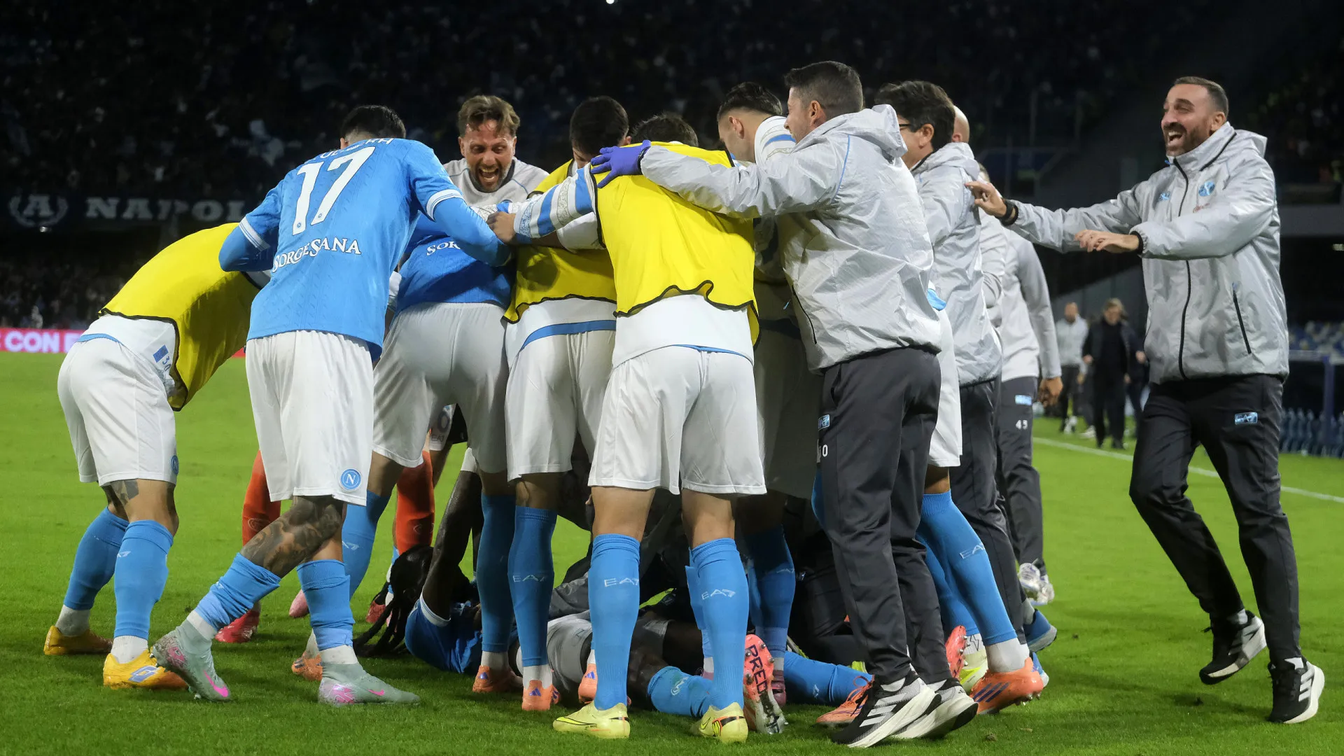 Napoli aproveita deslize do AC Milan e sobe à liderança após vencer Inter