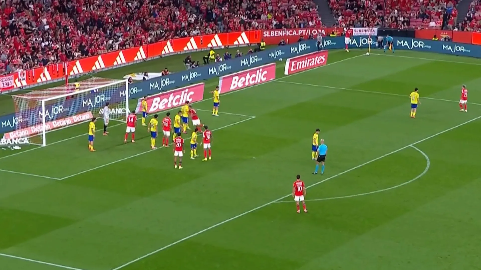 Otamendi apareceu no sítio certo e apontou mais um golo do Benfica