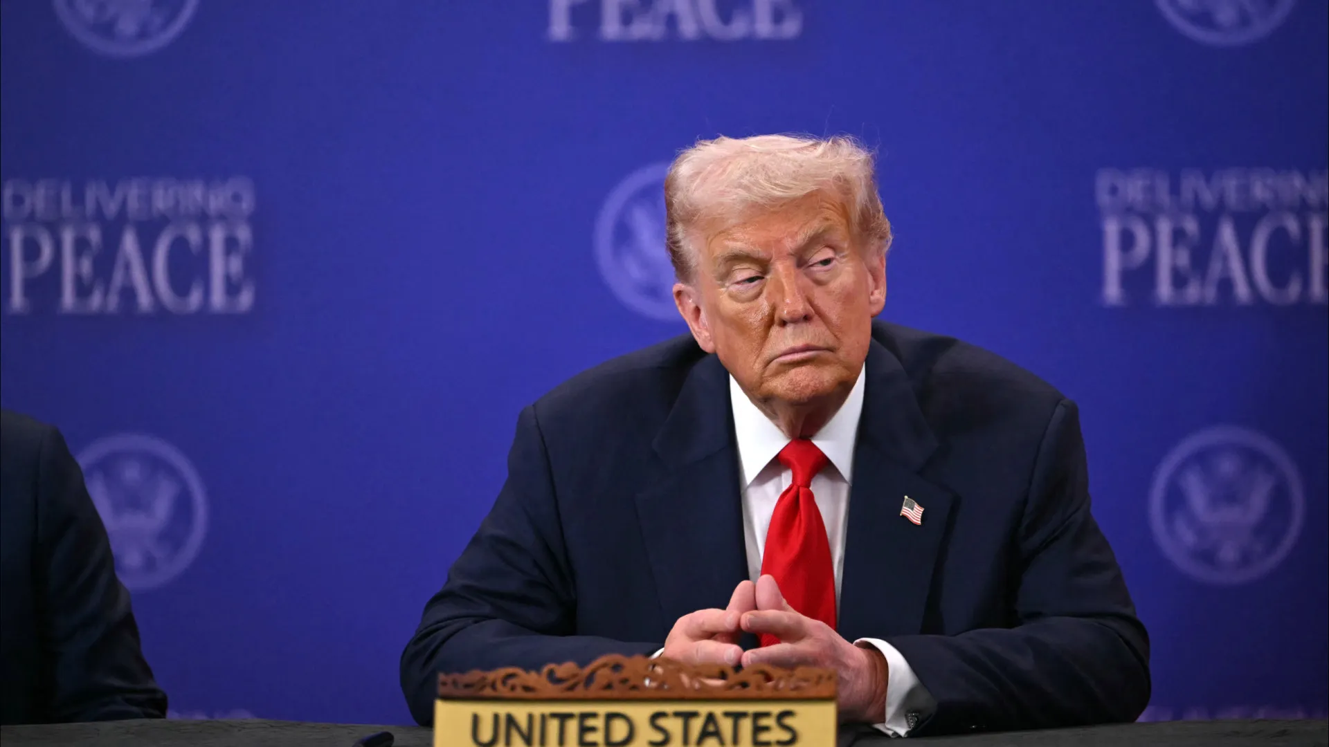 Trump falha reaproximação a Kim Jong-un, agora mais próximo de Moscovo e Pequim