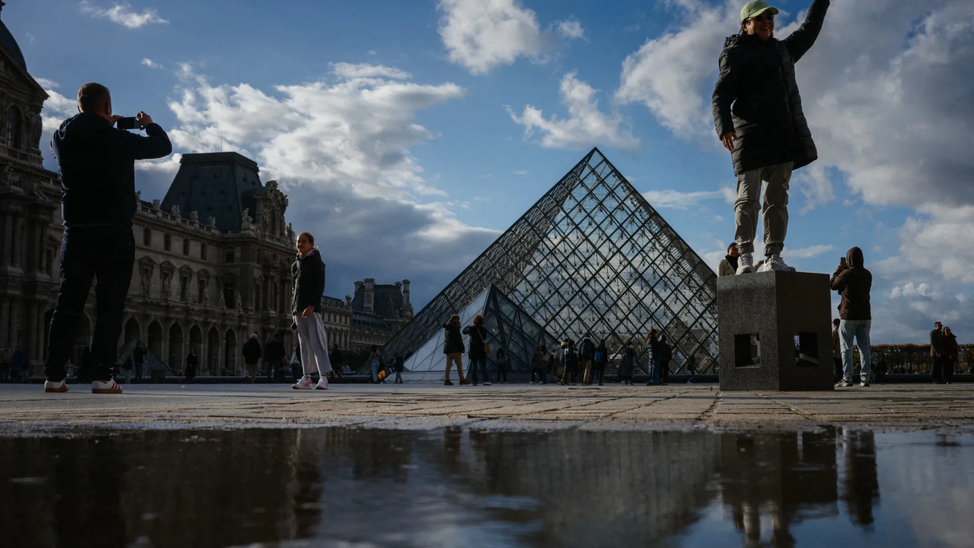 
                    Detidos por assalto ao Louvre admitem estar 