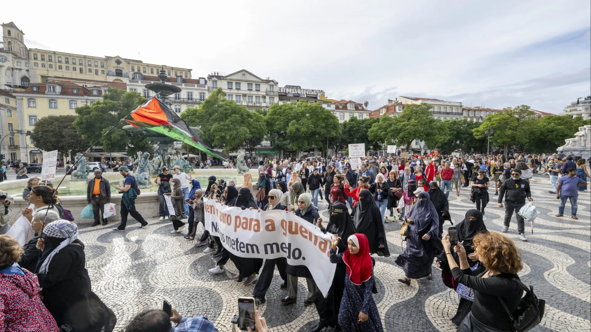 Cerca de uma centena manifestantes exigem justiça social no Rossio