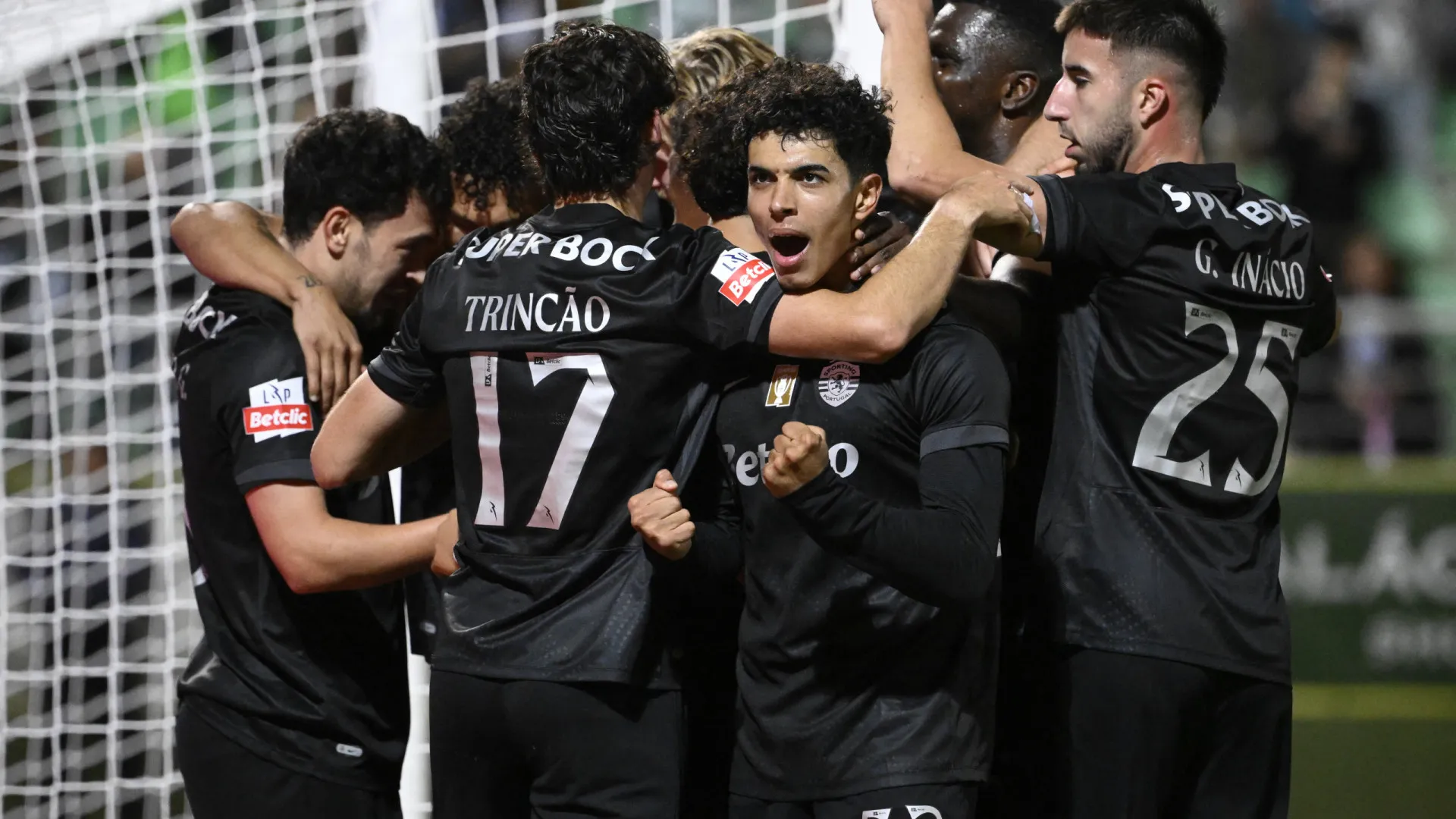 
                    Sporting cumpre em Tondela e iguala, à condição, FC Porto no topo
                