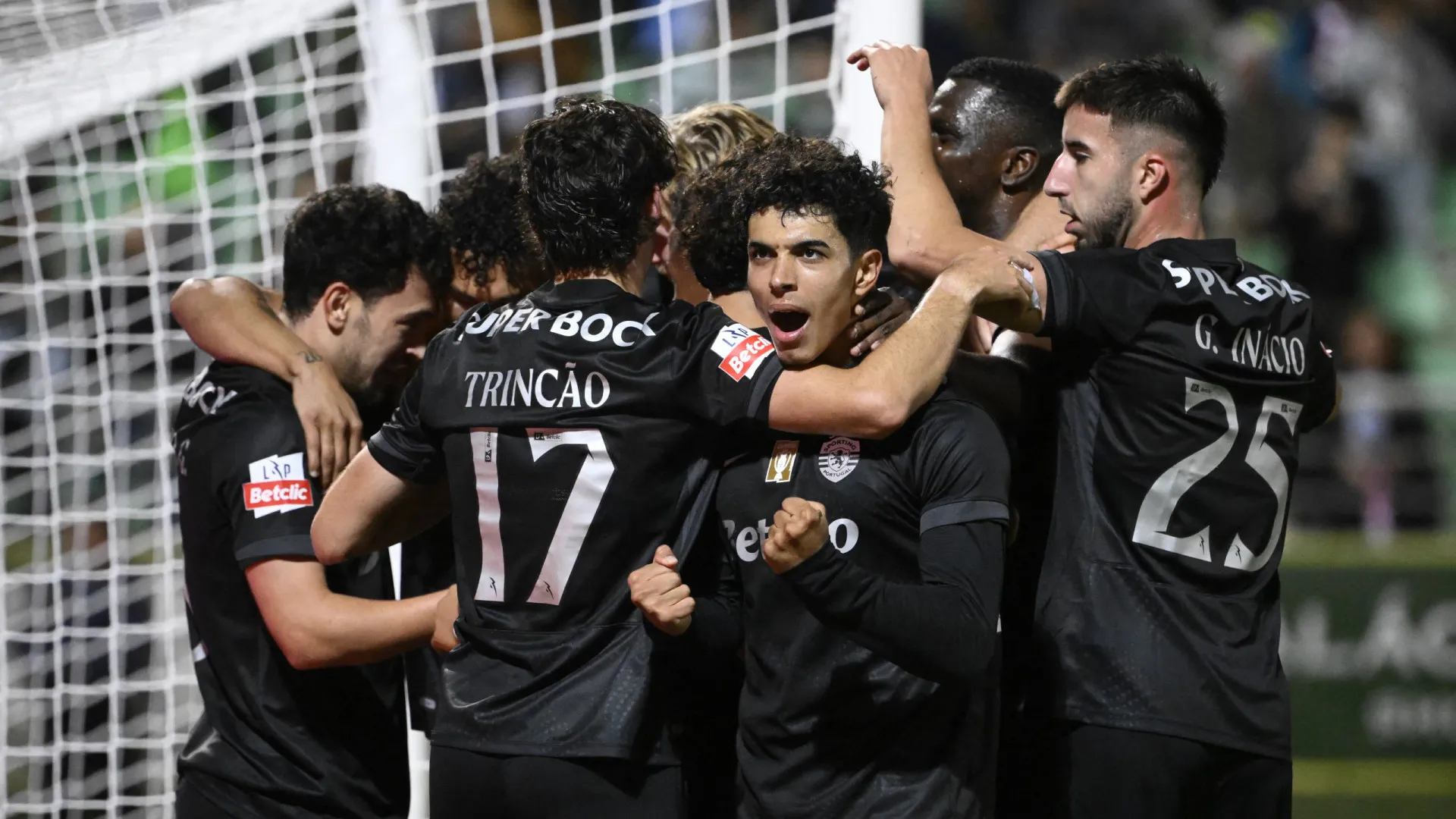 Sporting cumpre em Tondela e iguala, à condição, FC Porto no topo