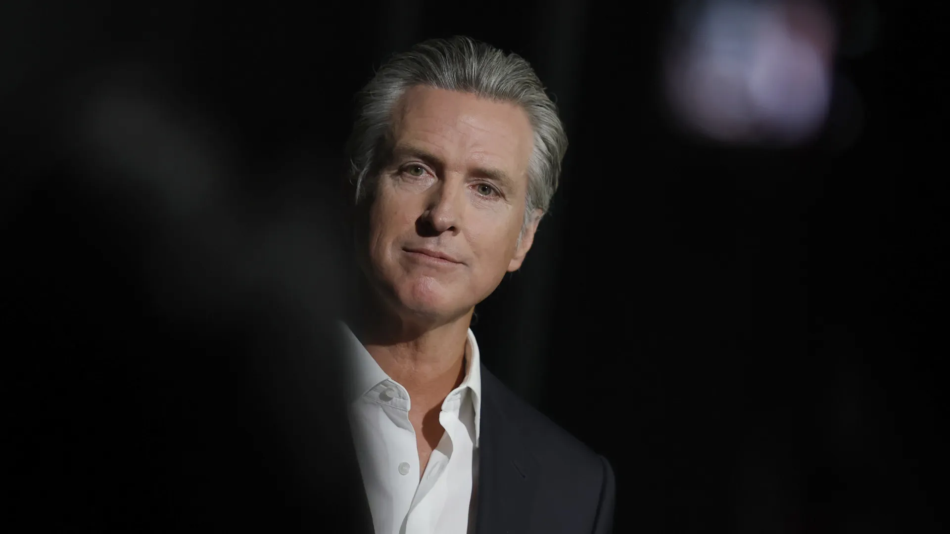 
                    Governador da California admite entrar na corrida à Casa Branca em 2028
                