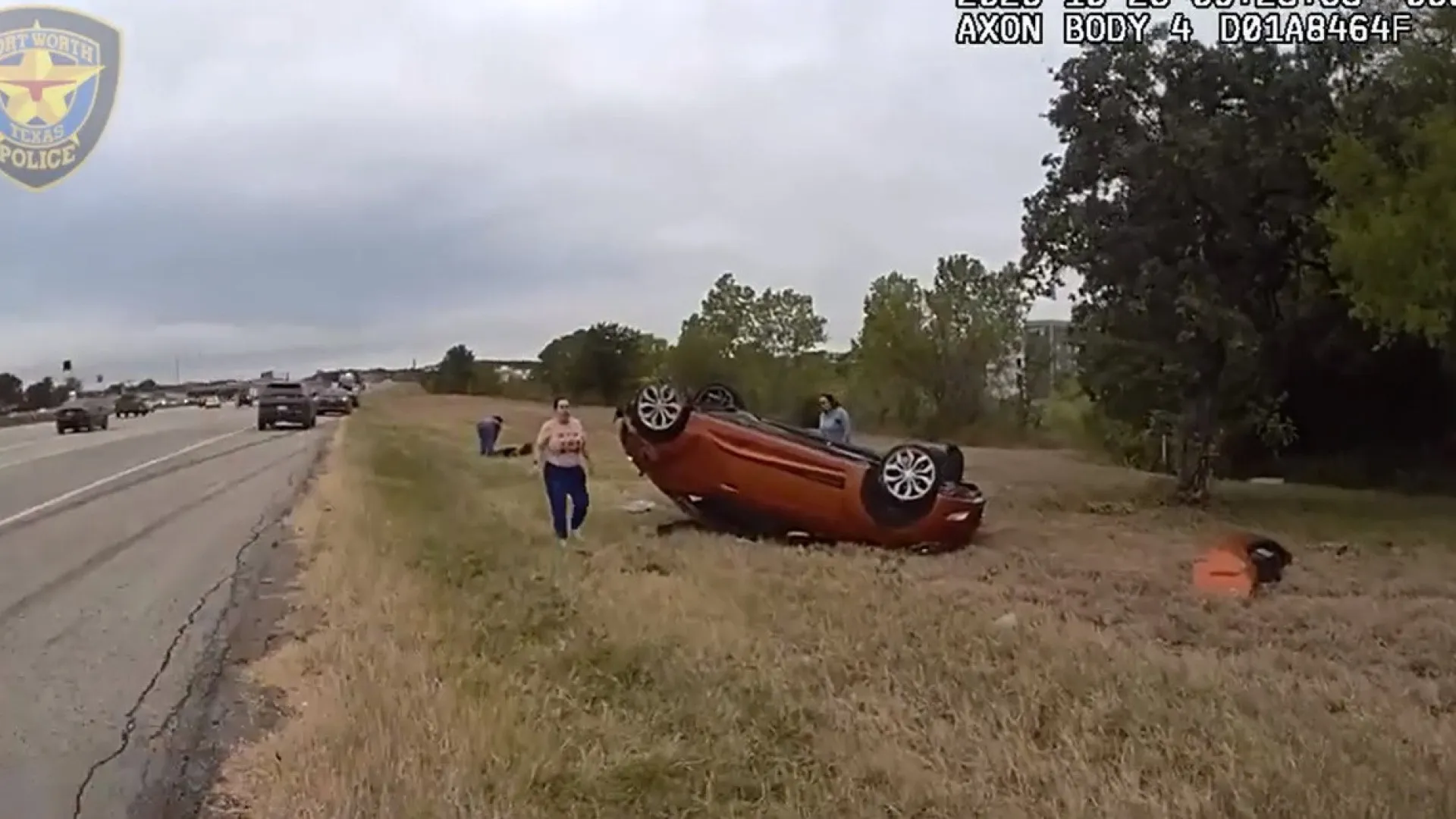 
                    Bebé resgatada após ficar presa debaixo de carro capotado no Texas
                