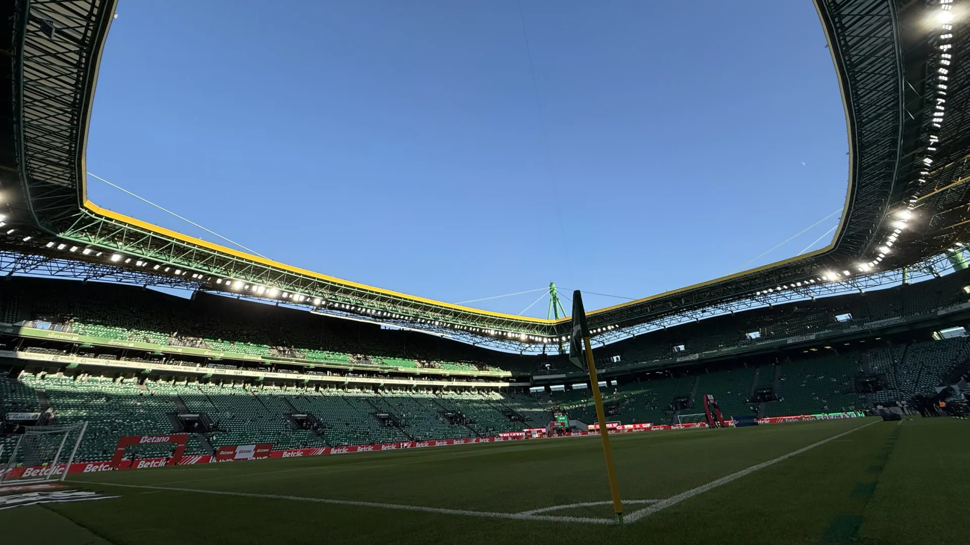 
                    Sporting ameaça adepto com processo disciplinar após insultos racistas
                