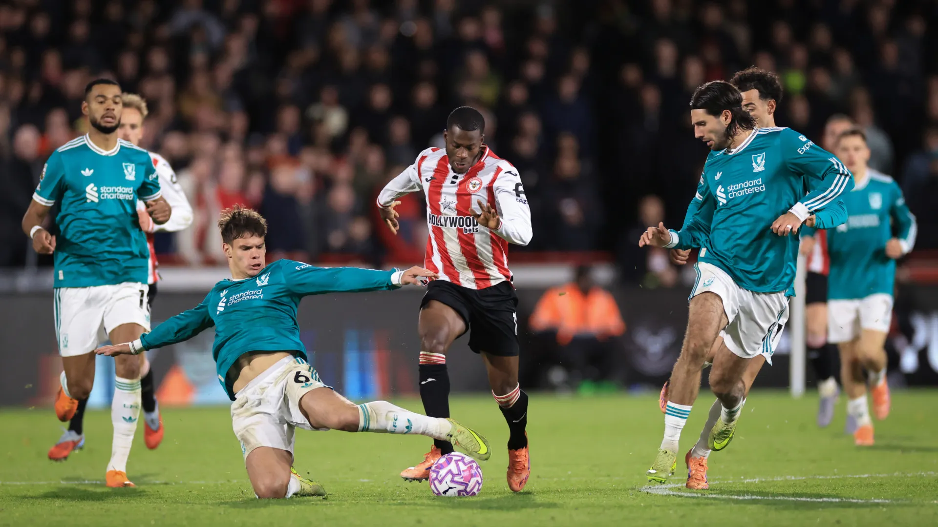 
                    Arne Slot desafiado a riscar estrela do Liverpool: 