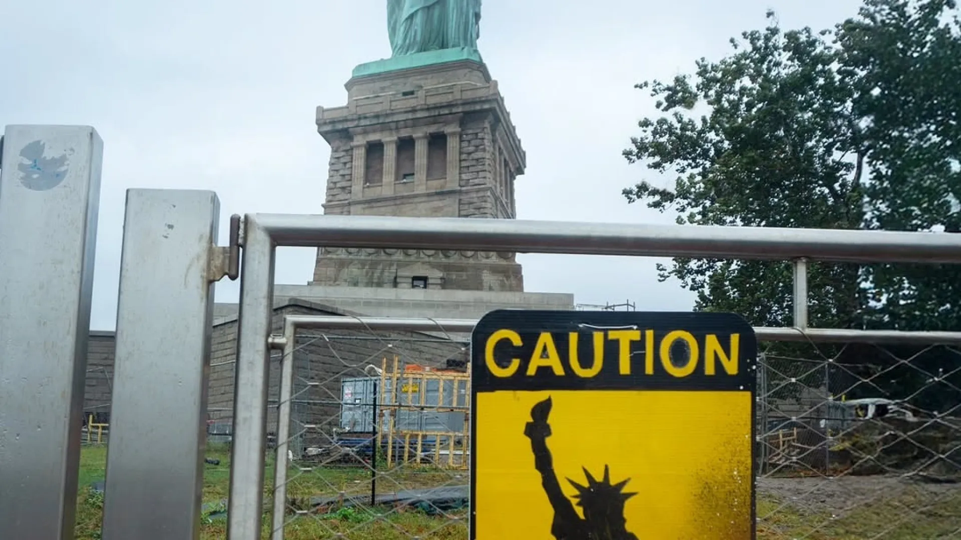 
                    Bordalo II volta à carga. Desta vez, a Estátua da Liberdade é a 'vítima'
                