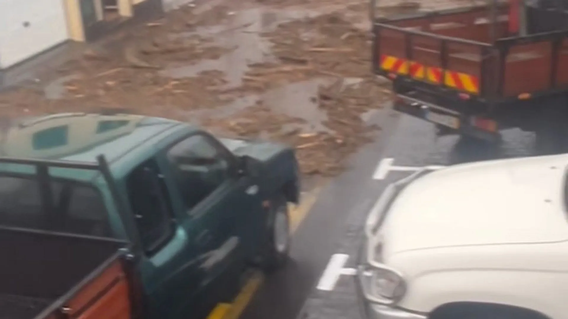 
                    Carros arrastados e casas inundadas. As imagens do mau tempo em S. Miguel
                