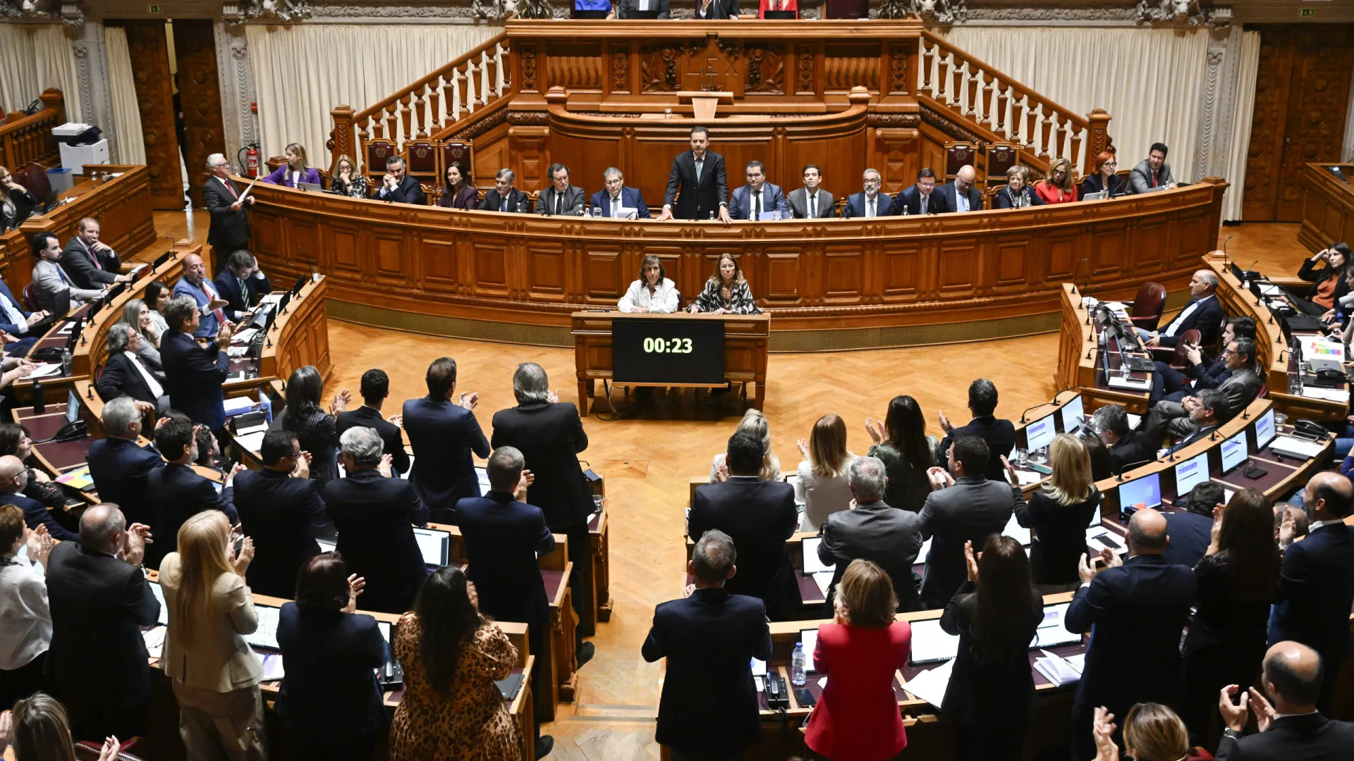 Entre críticas e medidas, AR discutiu OE