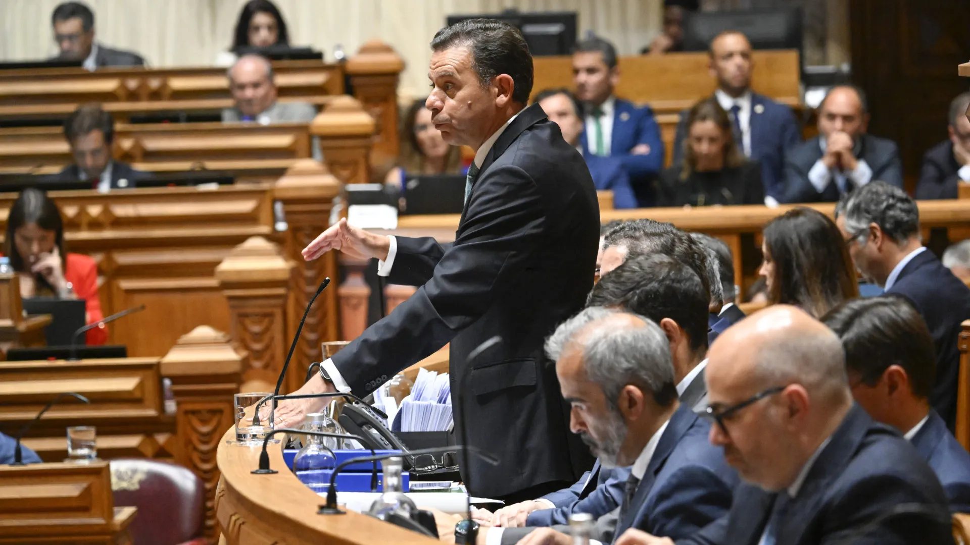 
                    Montenegro critica 