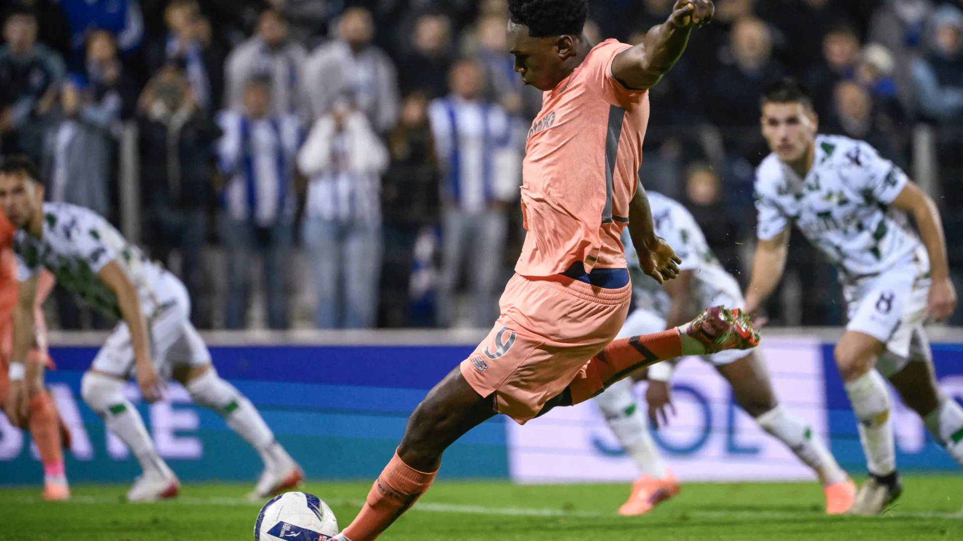 
                    FC Porto continua líder isolado. Sporting e Benfica respondem à altura
                