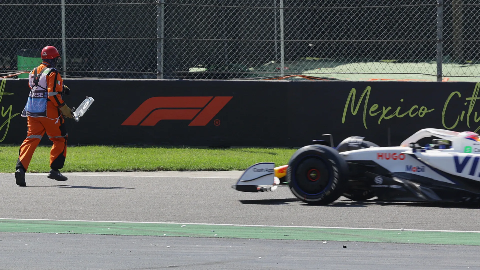 
                    Lawson ficou a metros de atropelar comissários no México; FIA investiga
                