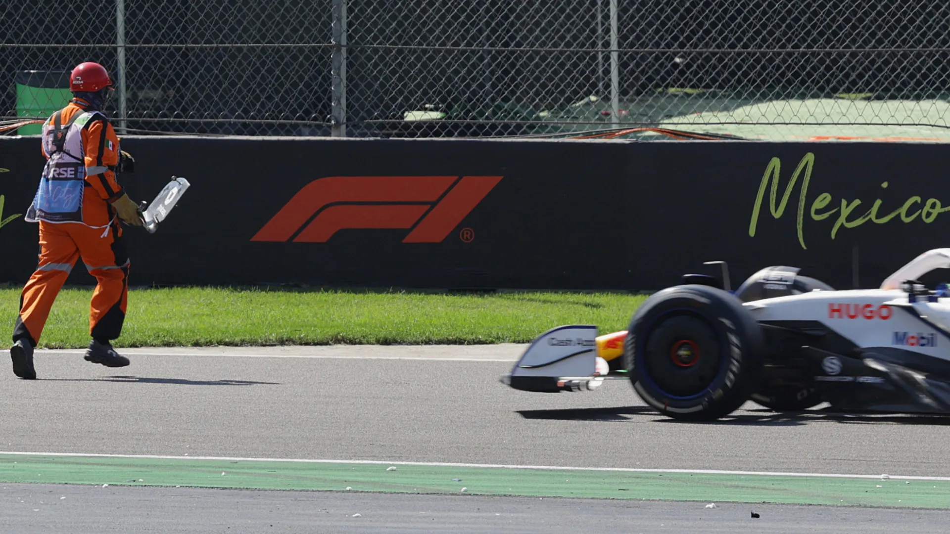 Lawson ficou a metros de atropelar comissários no México; FIA investiga